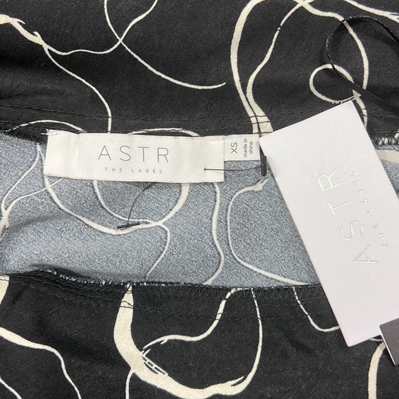NWT ASTR The Label Asymmetrical Black & White Ruffle Abstract Blouse Size XS - Picture 7 of 8